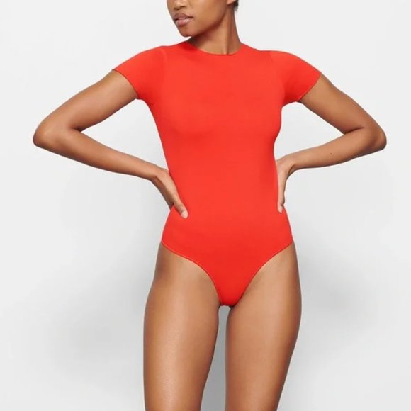Skims ESSENTIAL T-SHIRT BODYSUIT | FIRE - Picture 1 of 1